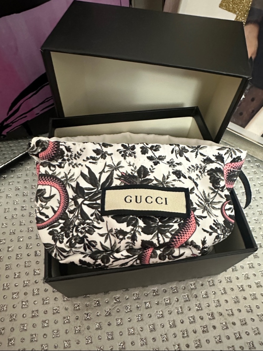 Gucci Black and White Decorative Box and dust bag with Pink Snake Motif - Picture 2 of 5
